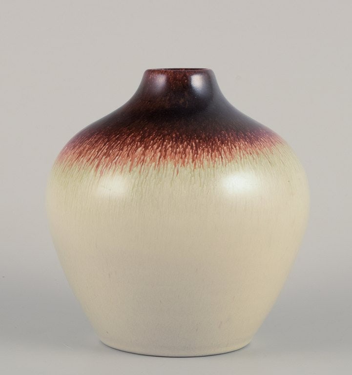 Vicke Lindstrand for Ekeby. "Marianne" ceramic vase. Brown and cream-colored glaze. - 2