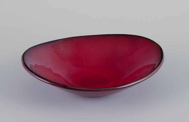Gerard Hofmann (1917-1965), French ceramicist, own workshop. Bowl with ox blood glaze. (1 of 7)