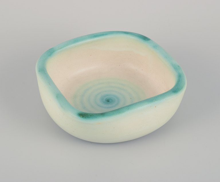 Elchinger, France. Two ceramic bowls with light-toned glaze. Hand-decorated. Spiral-shaped - 2