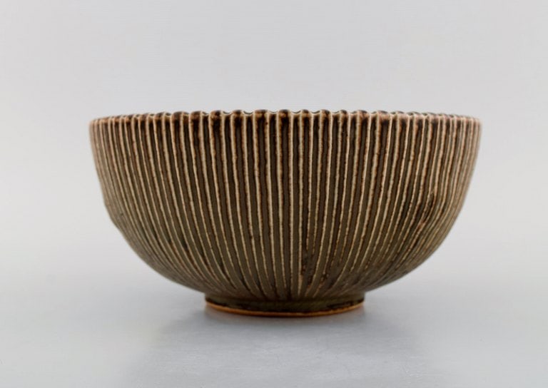 Arne Bang (1901-1983), Denmark. Bowl in glazed ceramics modeled with grooved body. Model number 122. (1 of 7)