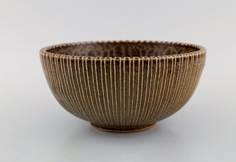 Arne Bang (1901-1983), Denmark. Bowl in glazed ceramics modeled with grooved body. Model number 122. - 2