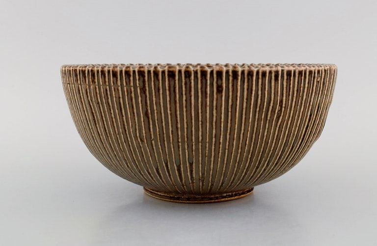 Arne Bang (1901-1983), Denmark. Bowl in glazed ceramics modeled with grooved body. Model number 122. - 3