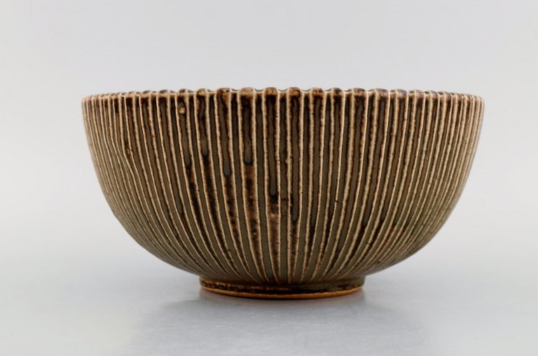 Arne Bang (1901-1983), Denmark. Bowl in glazed ceramics modeled with grooved body. Model number 122. - 4