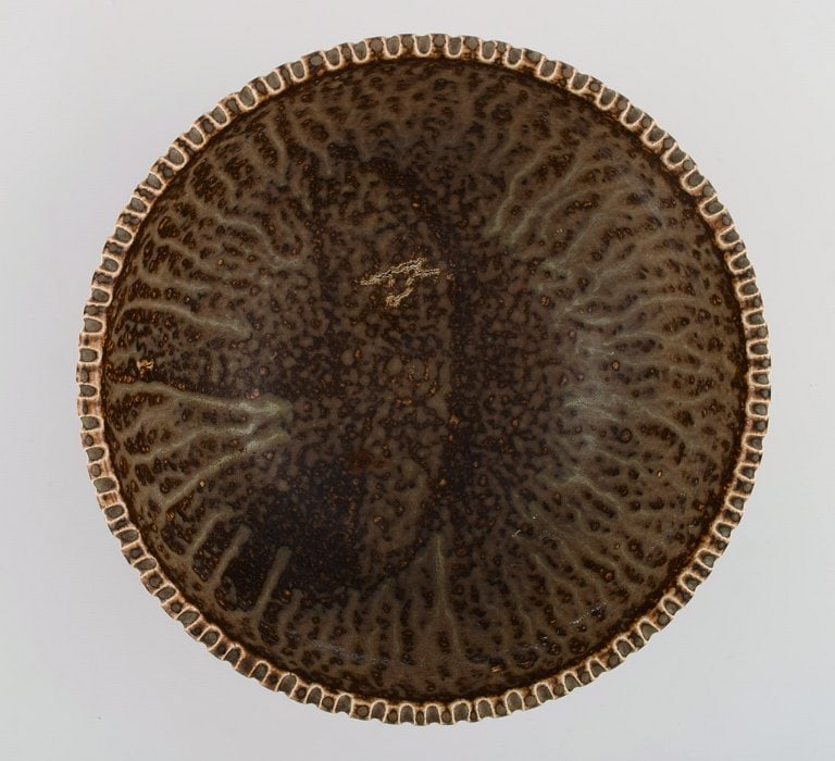 Arne Bang (1901-1983), Denmark. Bowl in glazed ceramics modeled with grooved body. Model number 122. - 5