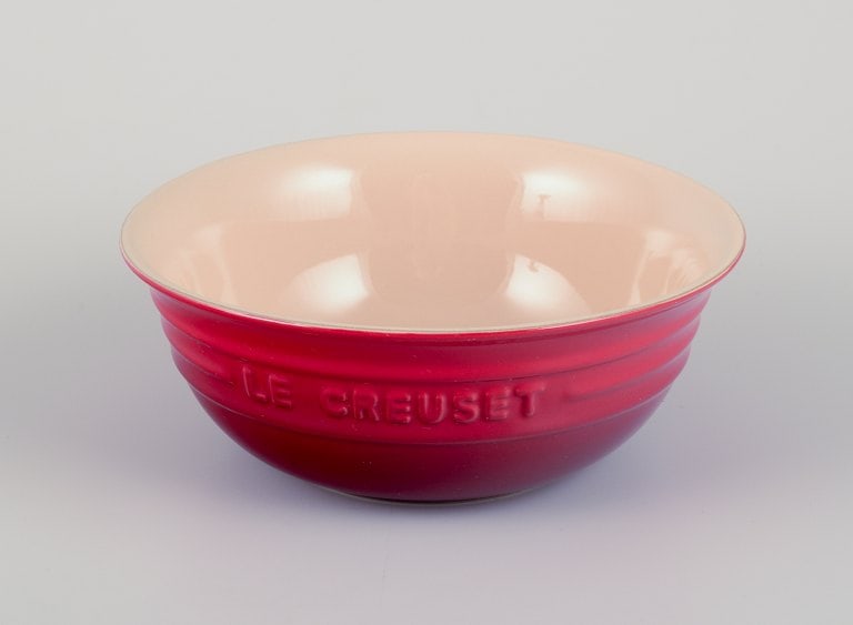 Le Creuset, France. A set of five red stoneware bowls. Hand-glazed. - 2