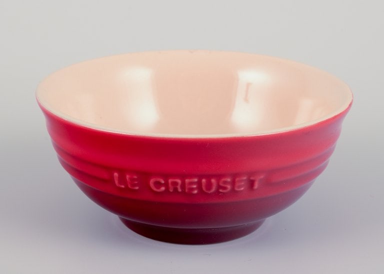 Le Creuset, France. A set of five red stoneware bowls. Hand-glazed. - 4