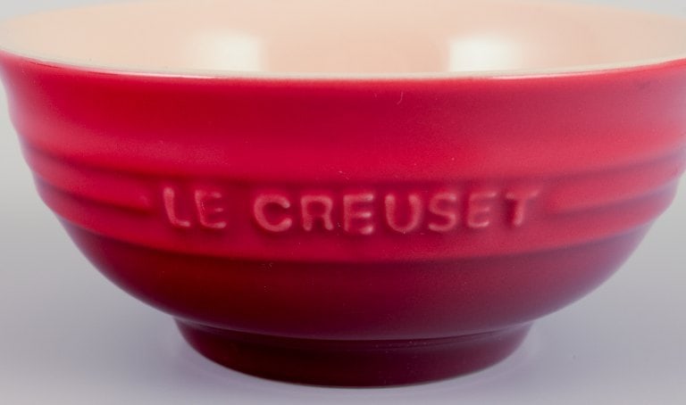 Le Creuset, France. A set of five red stoneware bowls. Hand-glazed. - 5