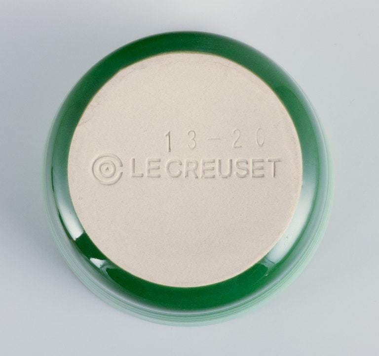 Le Creuset, France. Three green stoneware pie dishes with hand-glazed finish. - 6