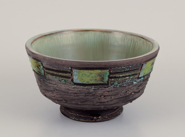 Tilgmans Keramik, Sweden. Ceramic bowl on a pedestal. Handmade. Glaze in green tones. (1 of 7)