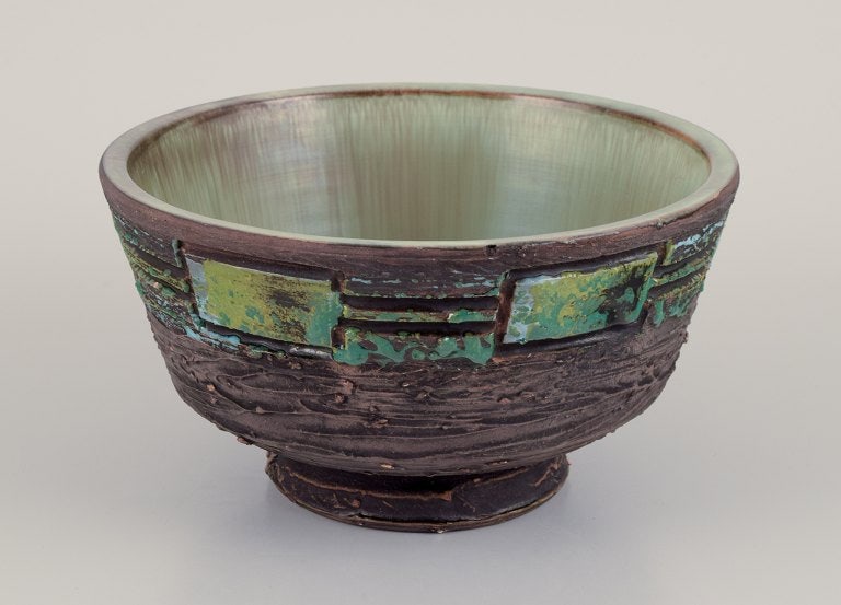 Tilgmans Keramik, Sweden. Ceramic bowl on a pedestal. Handmade. Glaze in green tones. - 3