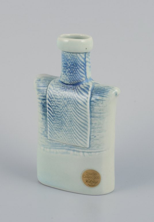 Suzanne Öhlén (born 1953) for Rörstrand, Sweden. Porcelain vase with glaze in blue - 2