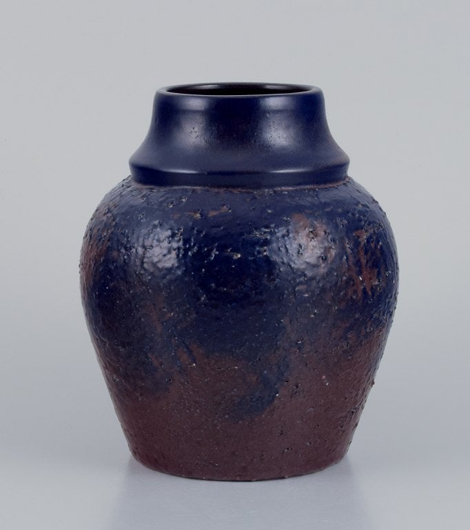 Mari Simmulson (1911-2000) for Upsala Ekeby, Sweden. Ceramic vase with glaze in blue and brown - 2