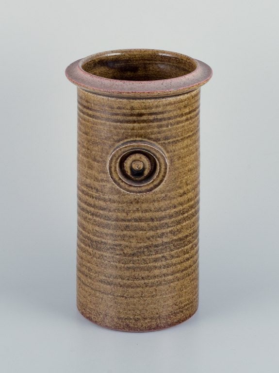 Richard Manz, Danish ceramist. Large unique ceramic vase with glaze in dark sandy shades. - 2