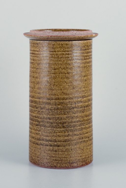 Richard Manz, Danish ceramist. Large unique ceramic vase with glaze in dark sandy shades. - 3