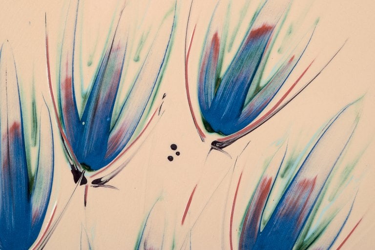 Heidi Fournier for Kähler, Denmark. Large ceramic bowl. Floral motifs on a cream-colored base. - 4