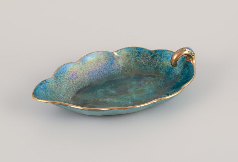 Josef Ekberg (1877-1945) for Gustavsberg, Sweden. Leaf-shaped ceramic bowl with glaze in green-blue: Title: Josef Ekberg (1877-1945) for Gustavsberg, Sweden. Leaf-shaped ceramic bowl with glaze in green-blue tones, gold decoration. Description: Josef Ekberg (1877-1945) for Gustavsberg, Sweden. Leaf-s