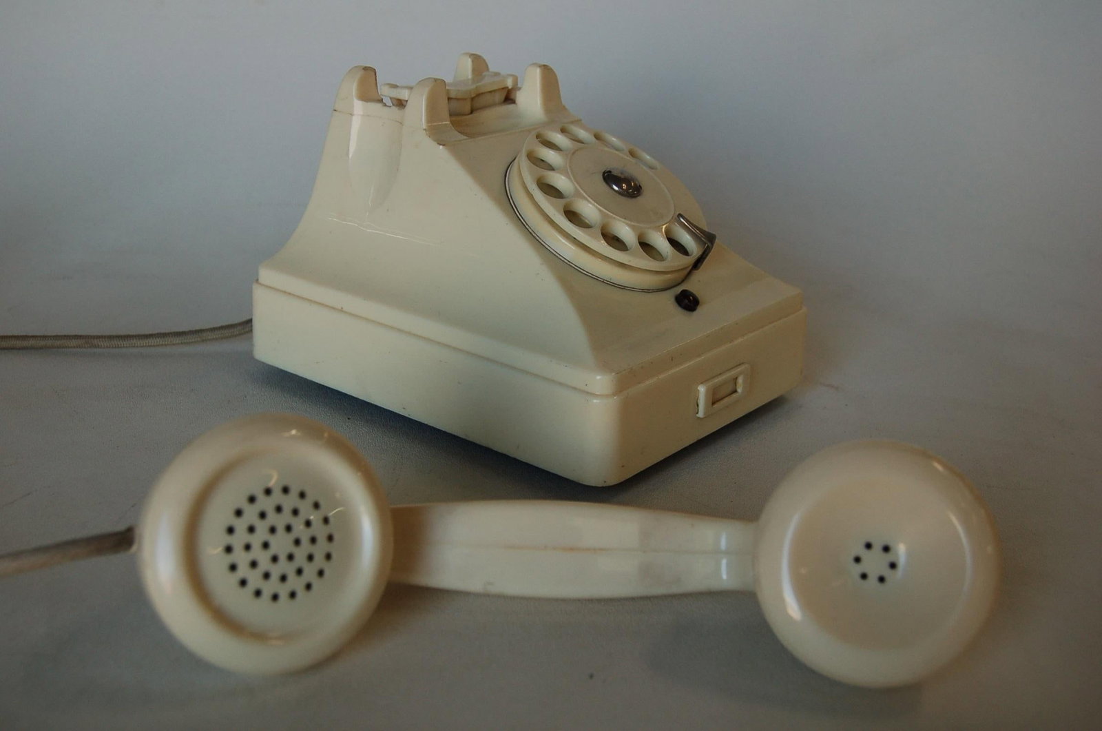 White Bakelite PTT Telephone by Ericsson - 13
