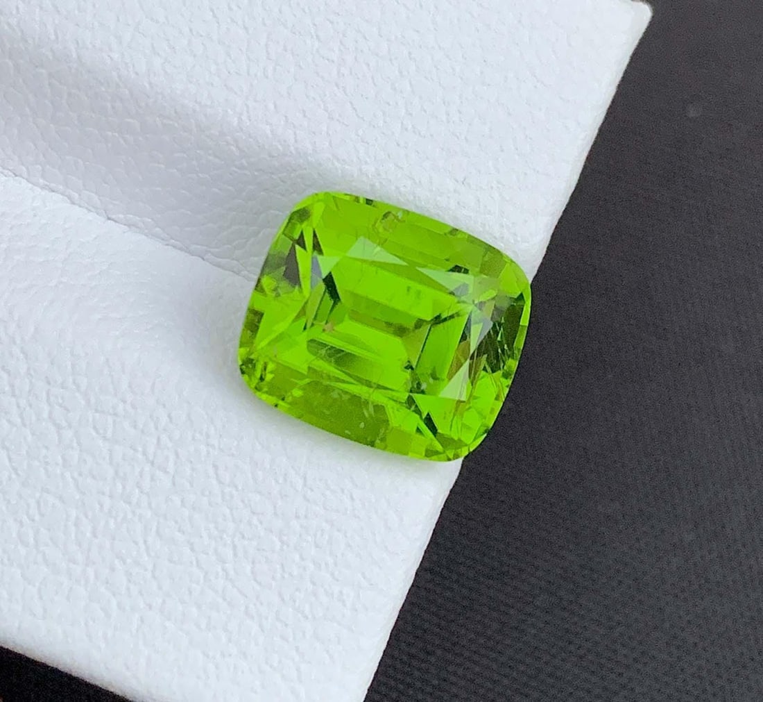 Cushion Cut Peridot Gemstone: Natural August Birthstone, Pakistan (5.96 carats) - 3