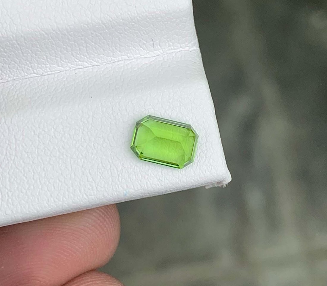 Natural Peridot Gemstones, Top Color Emerald Cut Peridot Loose Gemstone From Pakistan, August: Materials: Gemstone: Peridot Natural Peridot Gemstones, Top Color Emerald Cut Peridot Loose Gemstone From Pakistan, August Birthstone weight : 1.29 carat Dimensions : 7.000 * 5.000 * 3.200 mm Shape