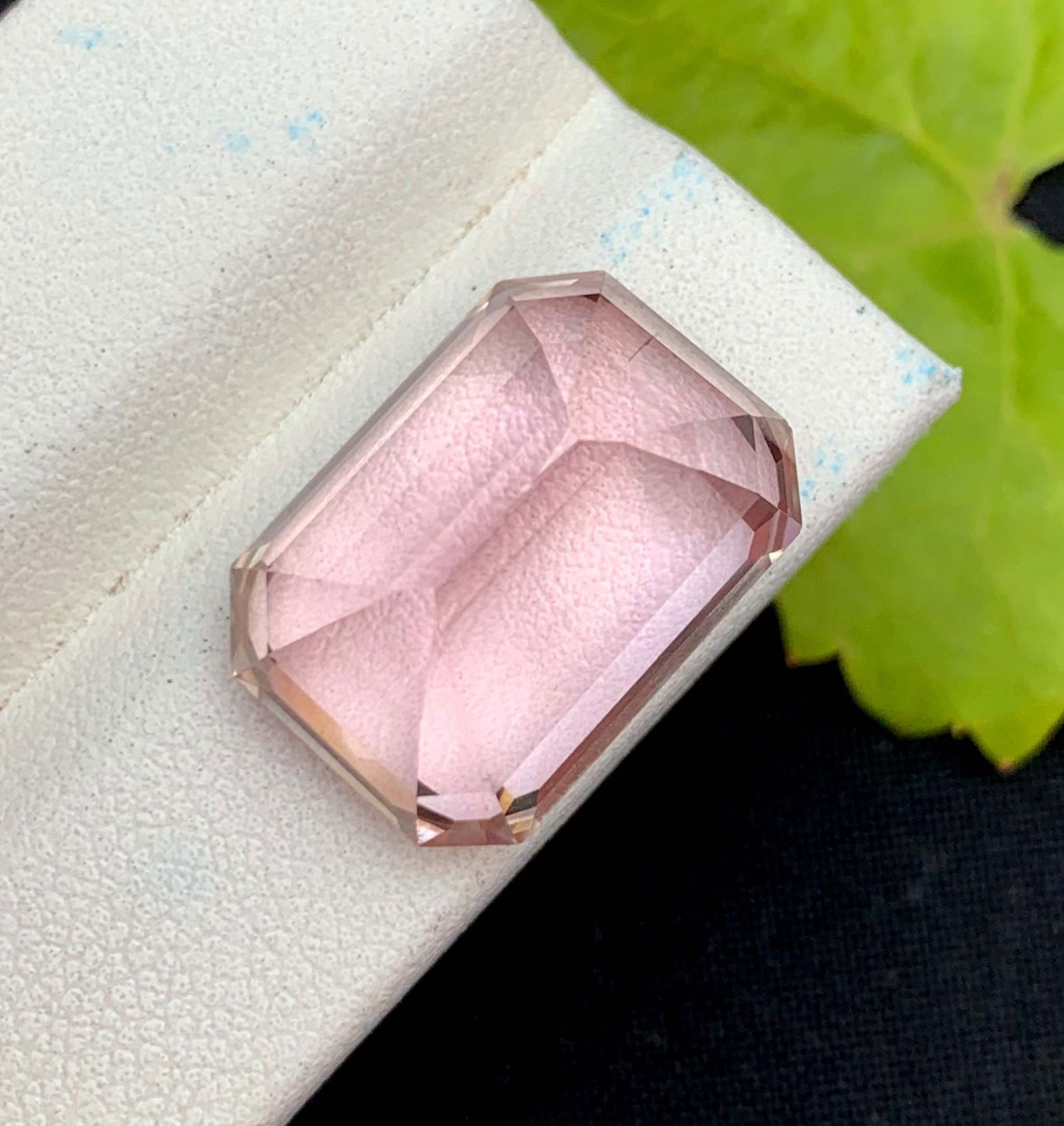 Peach Pink Kunzite Gemstone: 21.40 CT Emerald Cut November Birthstone: Materials: Gemstone: Kunzite Carat weight: 21.40 Natural Kunzite Gemstone, Peach Pink Kunzite For Jewelry, Excellent Cut Kunzite November Birthstone Weight : 21.40 Carat Dimensions : 17.5*12.5*10 mm C