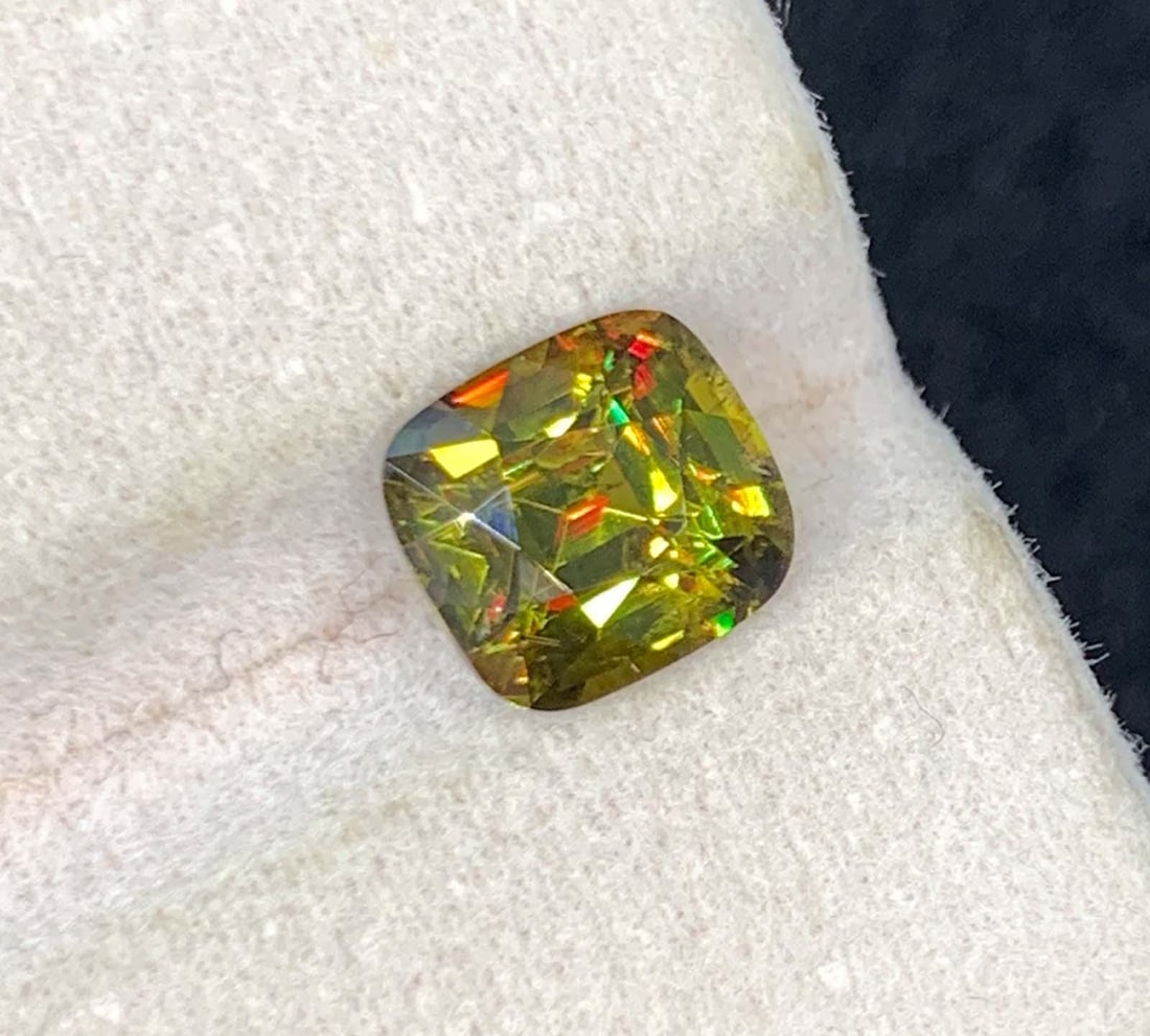Lustrous Green Sphene Gemstone: Multi Color Cushion Cut, 2.66 Carat: Materials: Gemstone: Sphene Lustrous Green Sphene Gemstone: Yellow Green Color Cushion Cut Weight : 2.66 cts Dimensions : 8.000 * 7.000 * 5.100 MM Color : Yellow / Green Color Shape : Cushion Clarity