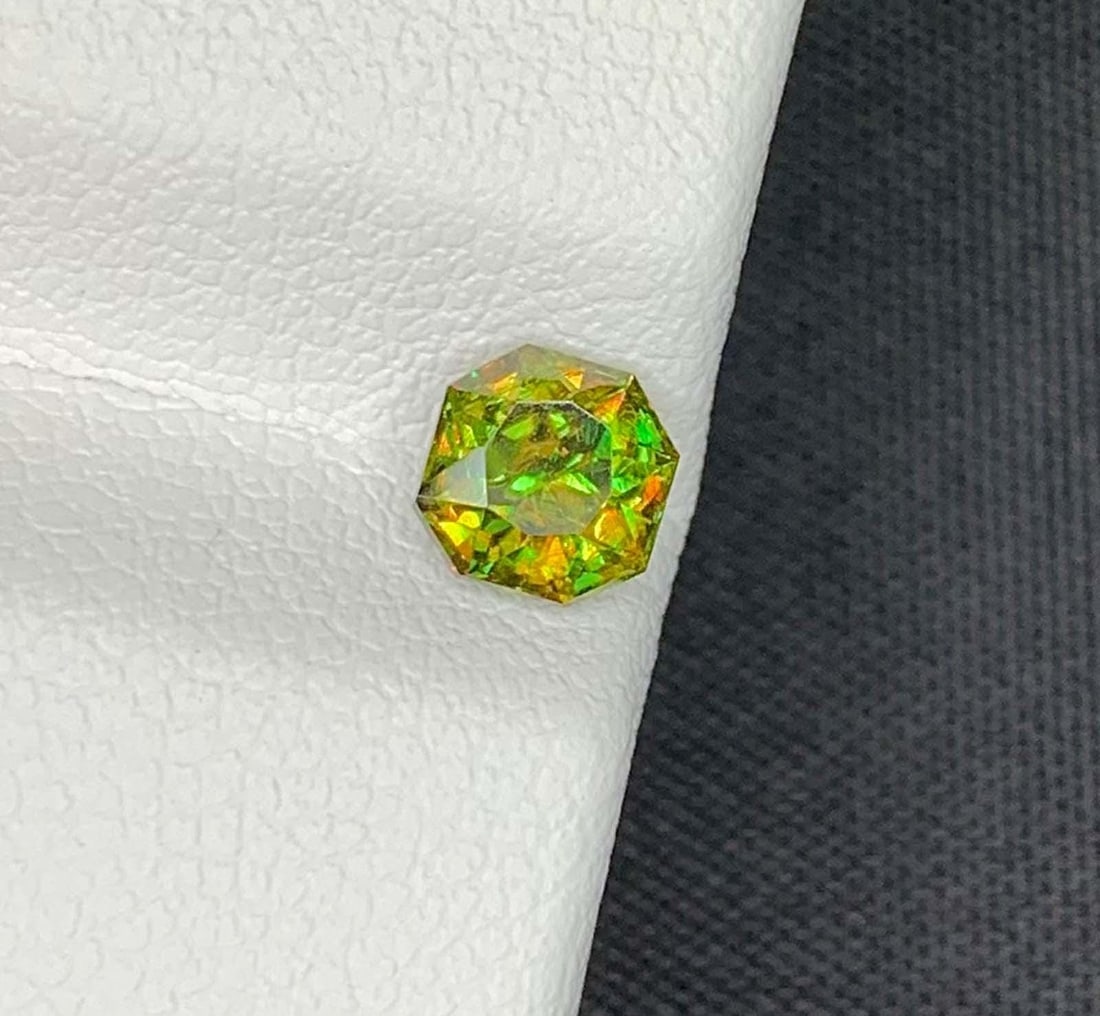 Green Chrome Sphene Gemstone: Lustrous Fancy Cut Titanite, 0.70 CT June Birthstone: Materials: Gemstone: Sphene Natural Chrome Sphene Titanite Gemstone, Full Fire Lustrous Green Sphene Fancy Cut for Ring June Birthstone Weight : 0.70 cts Dimensions : 4.900 x 4.900 x 3.100 mm Color :
