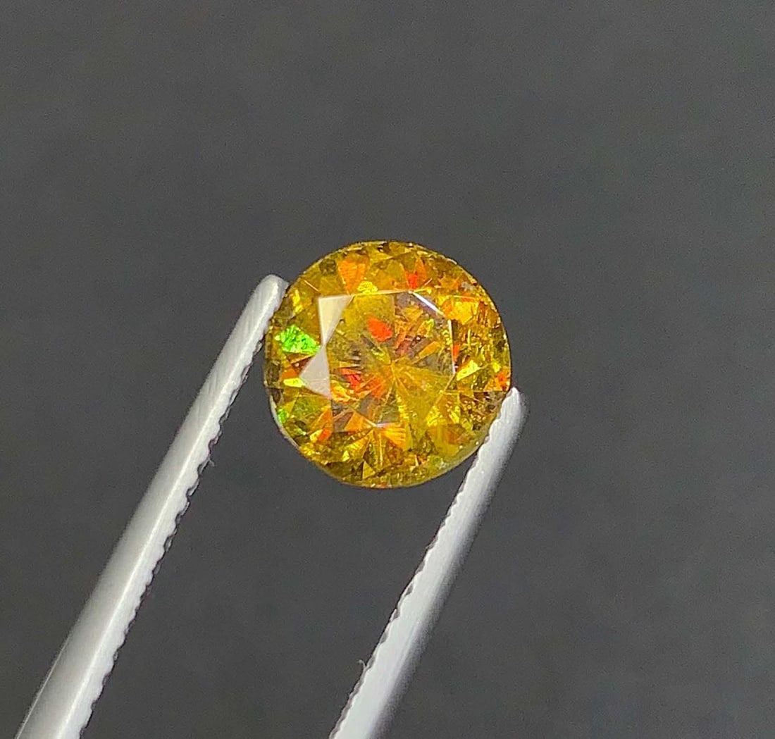 Lustrous Sphene Gemstone: MultiColor Round Cut, 2.68 Carat: Materials: Gemstone: Sphene Lustrous Sphene Gemstone: MultiColor Round Cut Weight : 2.68 cts Dimensions : 8.000 * 8.000 * 5.900 MM Color : Multi Color Shape : Round Clarity : SI Treatment : Natural Or