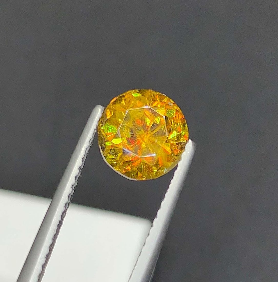 Lustrous Sphene Gemstone: MultiColor Round Cut, 2.68 Carat - 2