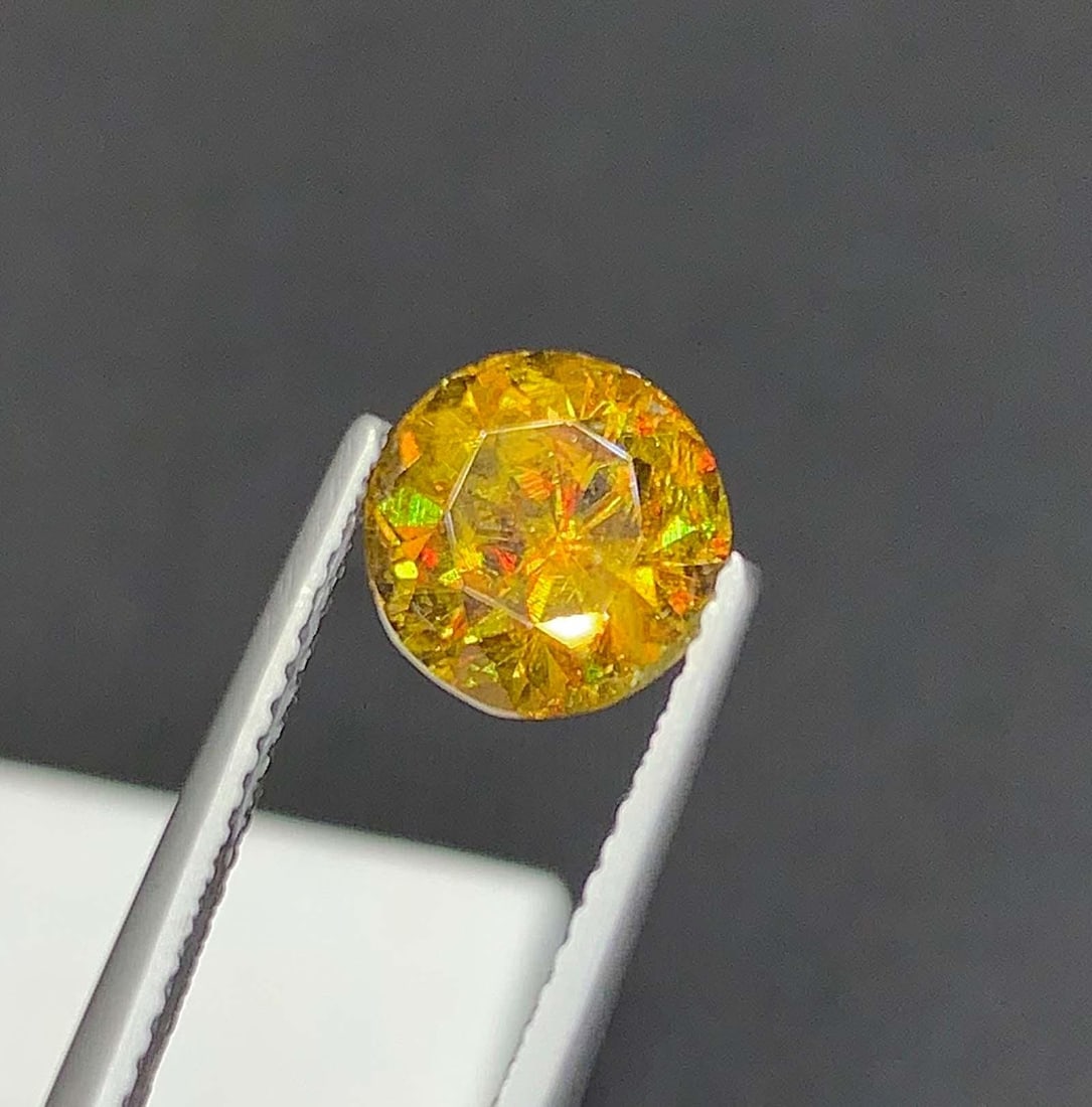 Lustrous Sphene Gemstone: MultiColor Round Cut, 2.68 Carat - 3