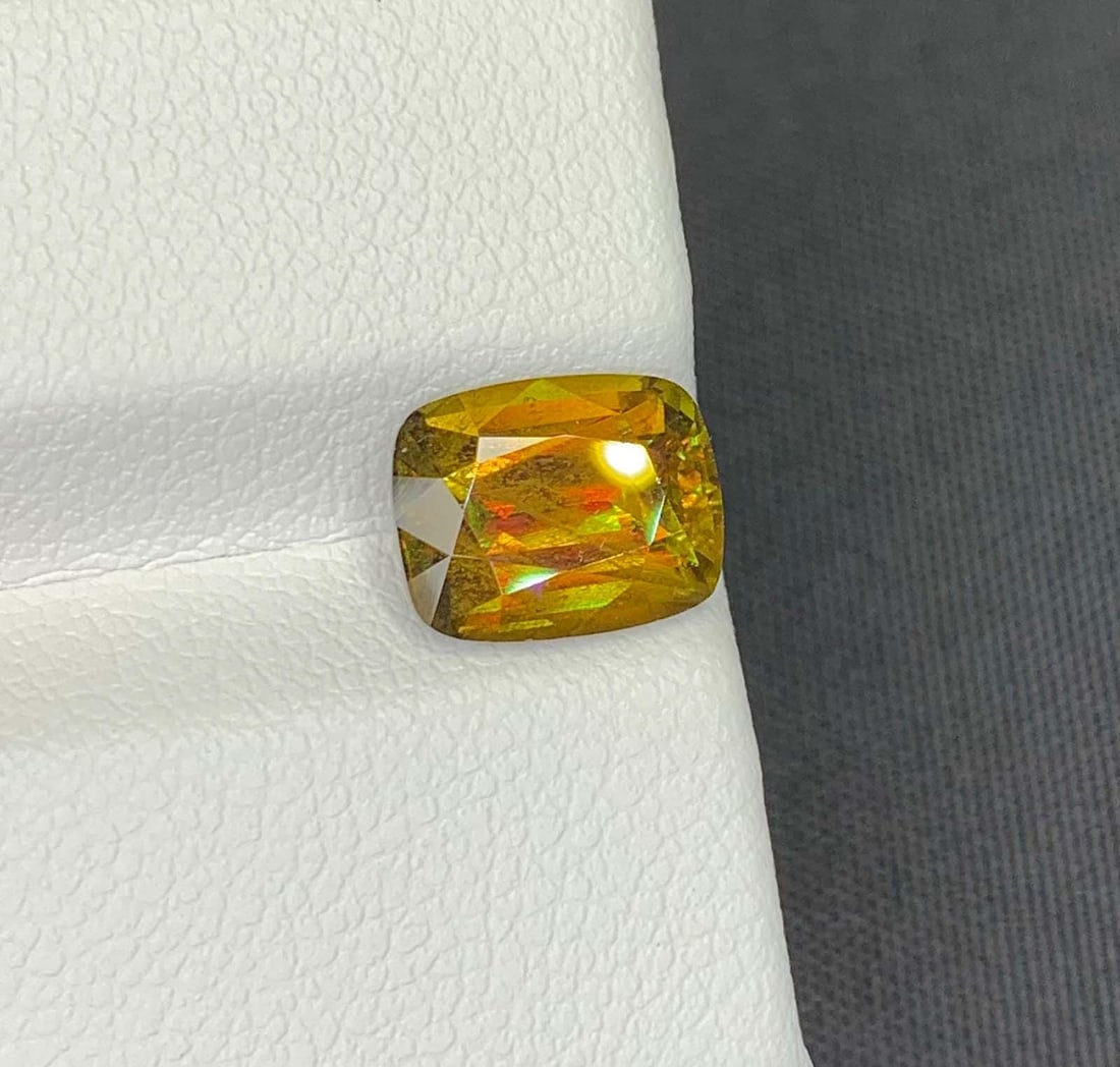 Lustrous Sphene Gemstone: Yellow/Green Round Cut, 2.78 Carat - 2