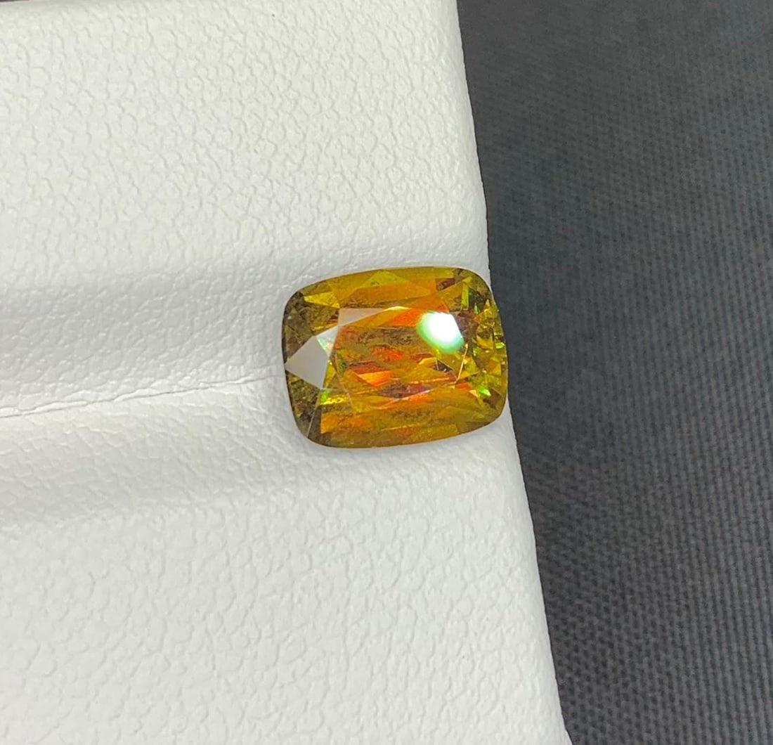 Lustrous Sphene Gemstone: Yellow/Green Round Cut, 2.78 Carat - 3