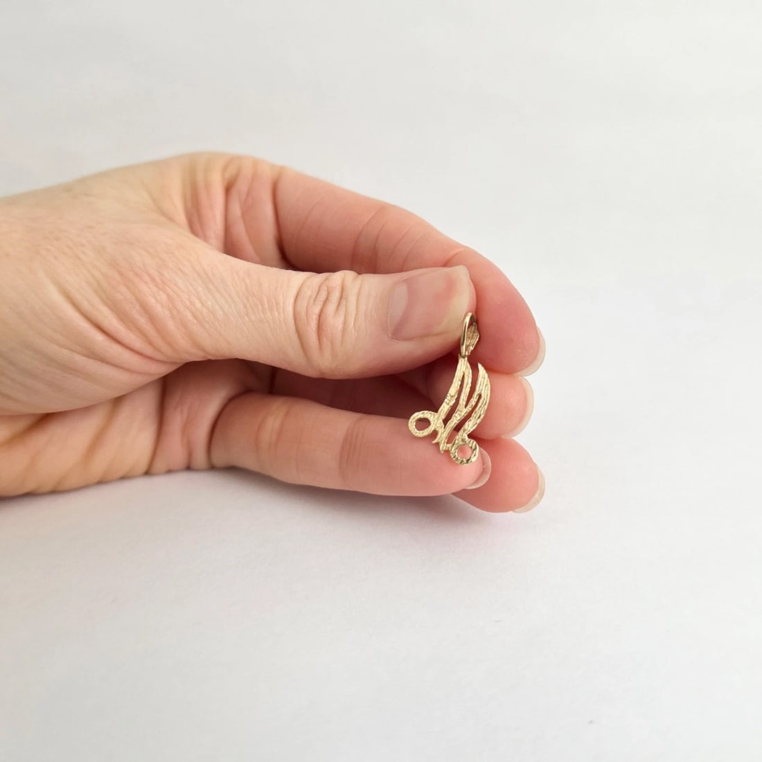 Vintage 1980's Letter M Initial Necklace Pendant Charm 14K Yellow Gold, .74 Gram - 3