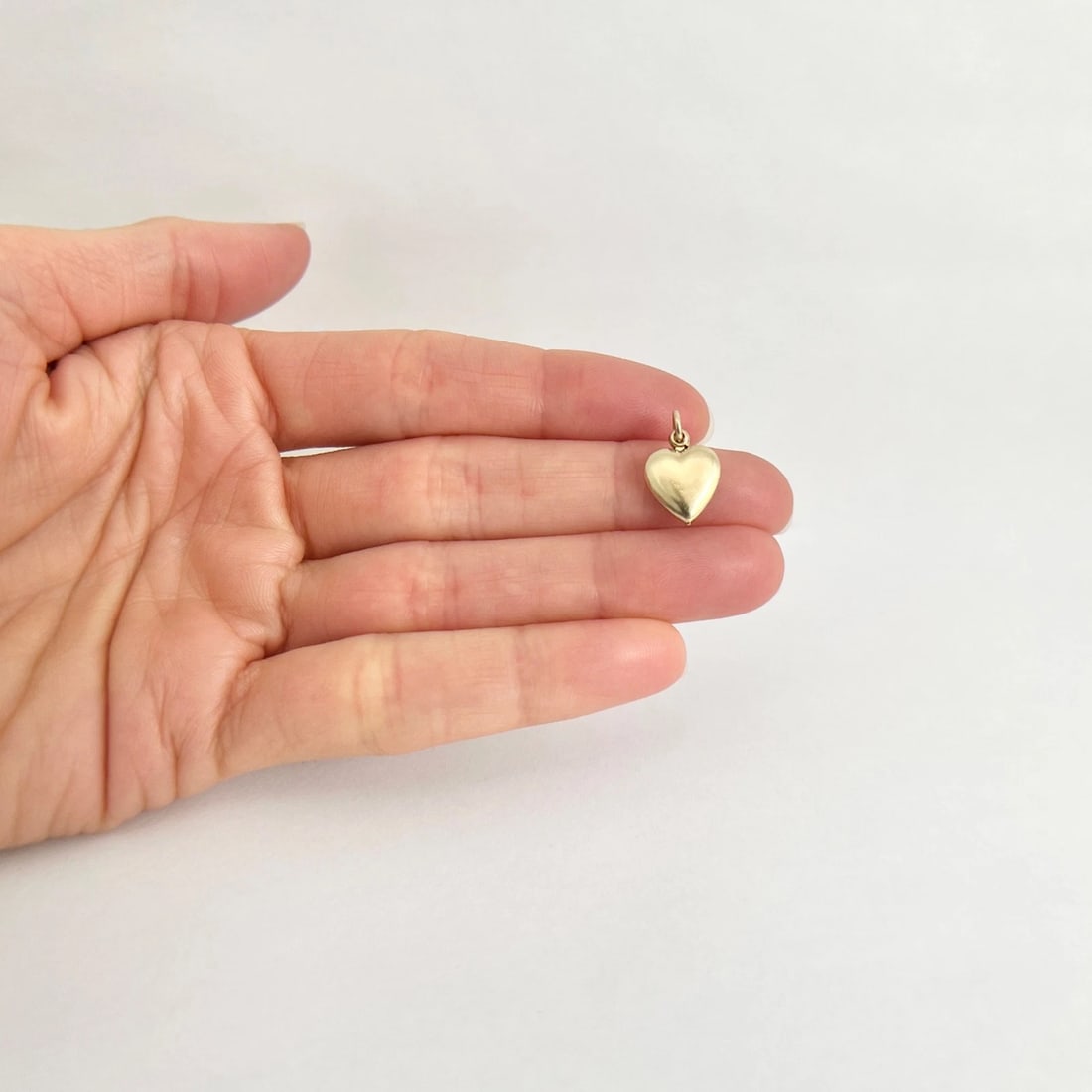 Vintage 1950's Small Gold Heart Charm Necklace Pendant 14K Yellow Gold, .71 Gram - 2