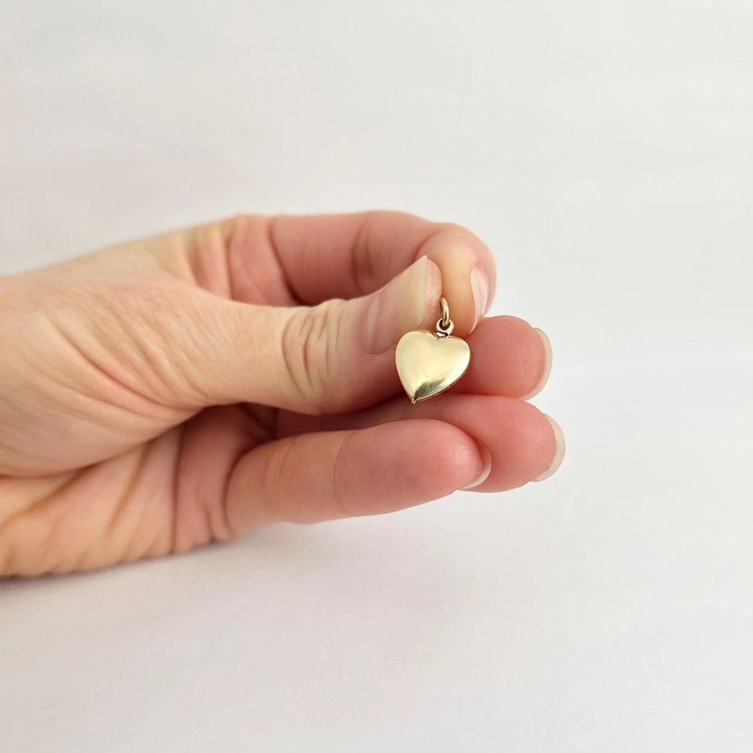 Vintage 1950's Small Gold Heart Charm Necklace Pendant 14K Yellow Gold, .71 Gram - 3