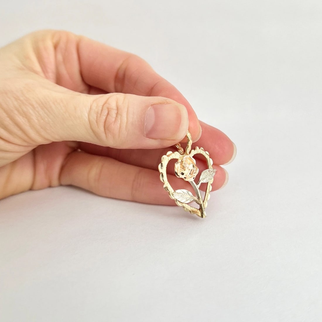 Vintage Rose Flower Heart Charm Necklace Pendant 14K Yellow Gold, 2.95 Grams - 3