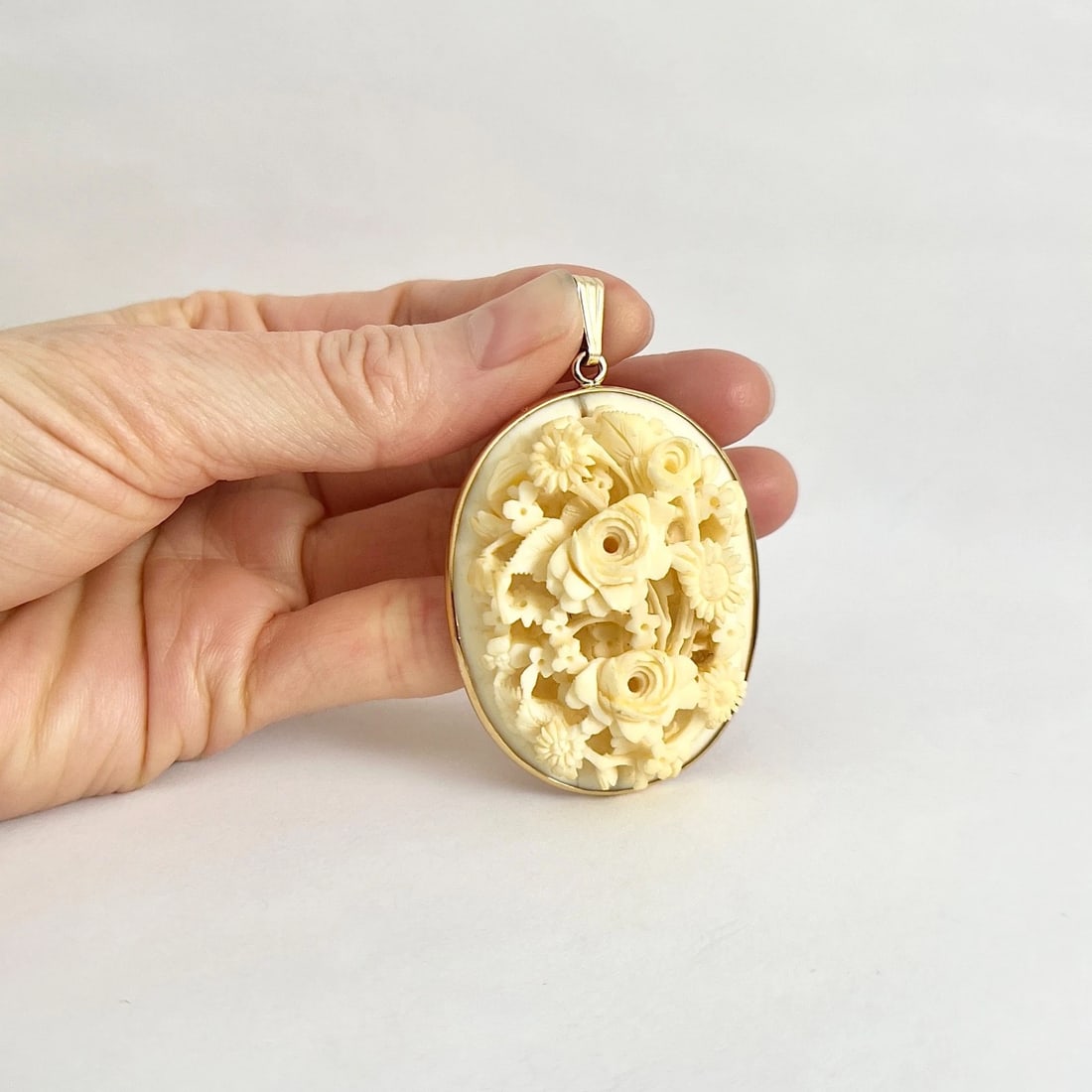 Vintage 1930's Oval Floral Ivory-Colored Celluloid Pendant Gold-Filled, 12.09 Gr - 3