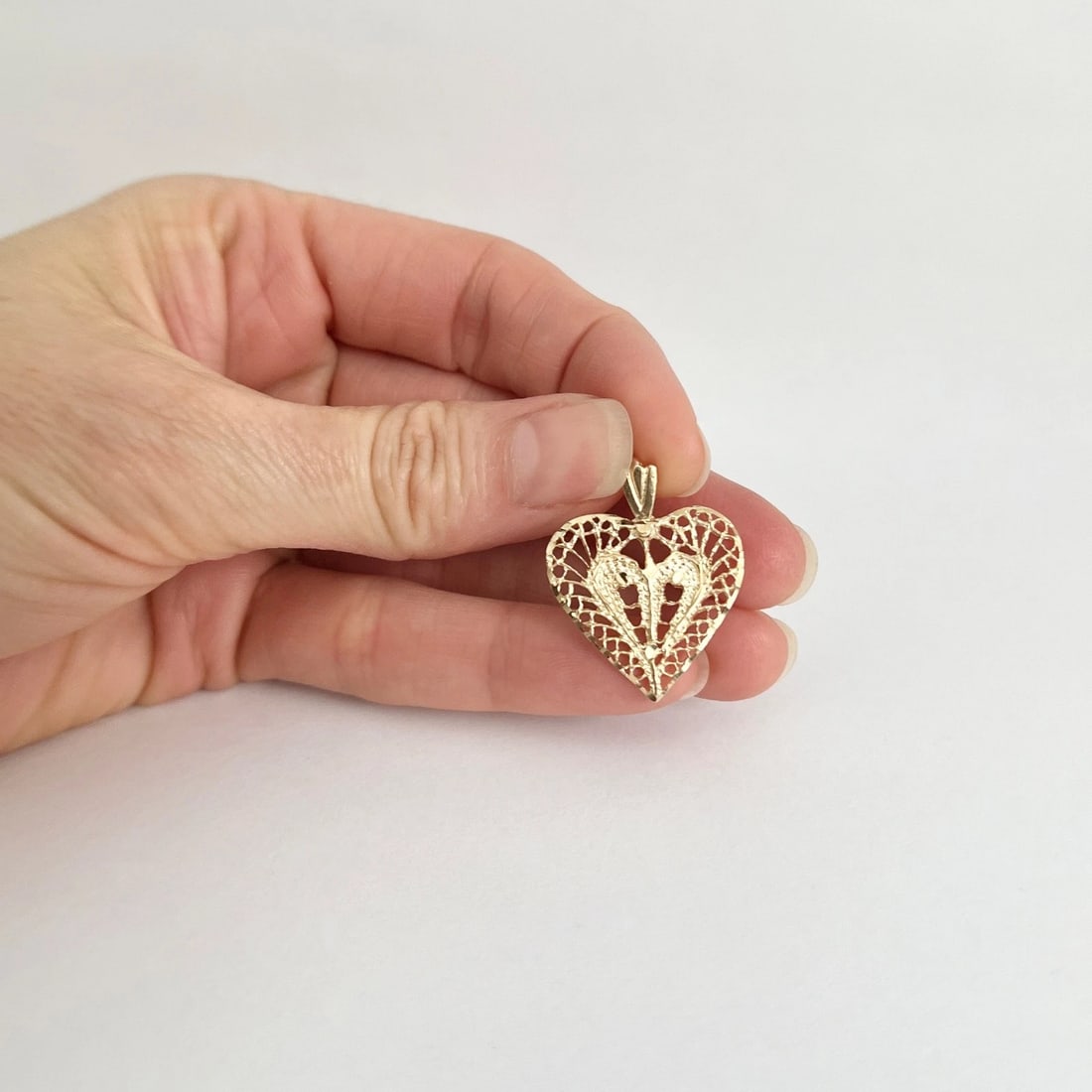 Vintage Filigree Heart Charm Necklace Pendant 12K Yellow Gold, 2.05 Grams - 3