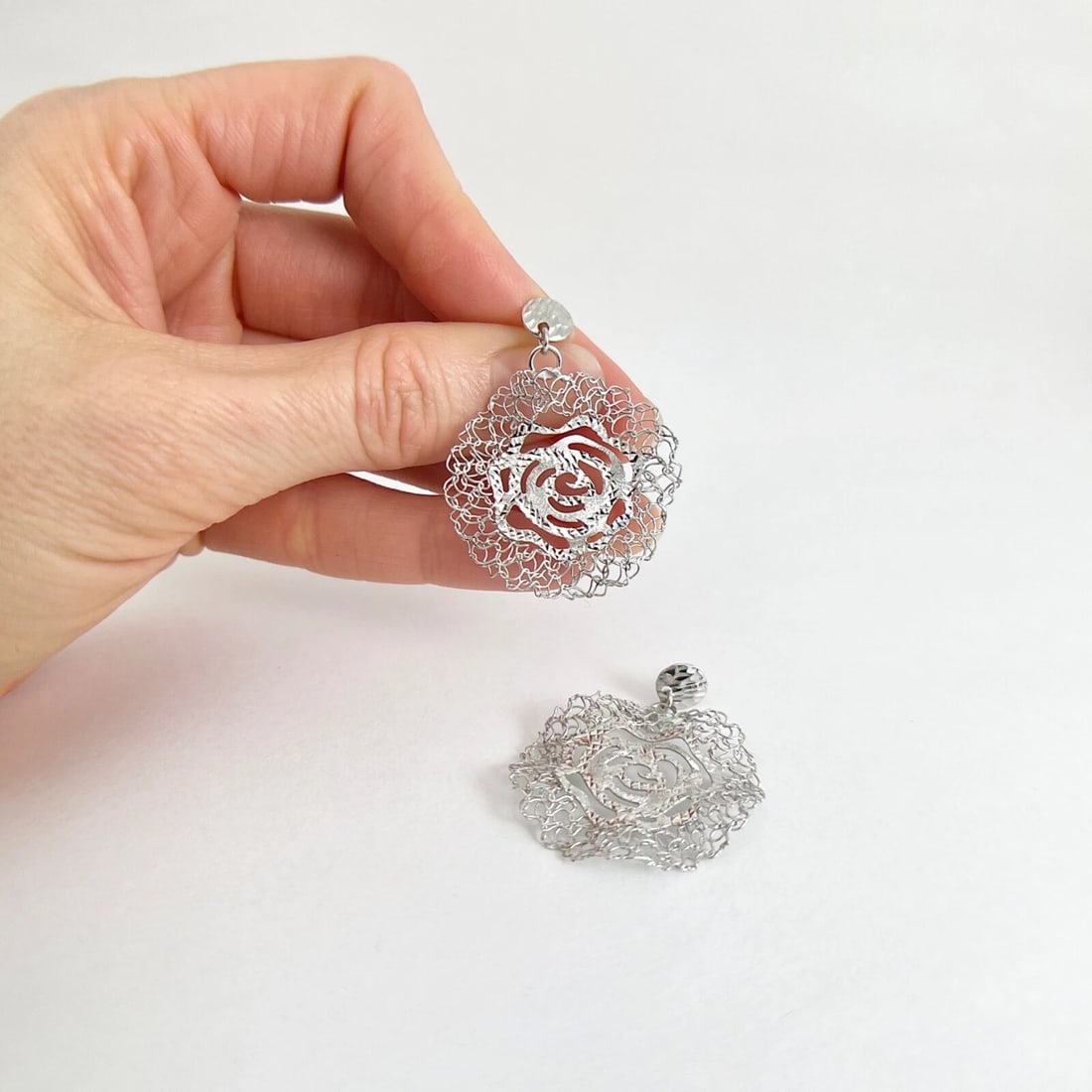 Pendientes colgantes de filigrana redondos italianos vintage de oro blanco de 14 quilates, 4,51 - 2