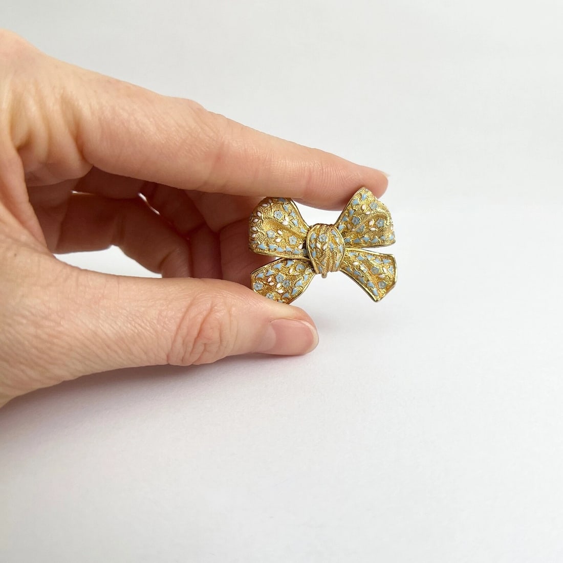 Antique Edwardian Blue White Enameled Bow Brooch Pin 18K Yellow Gold, 6.51 Grams - 2