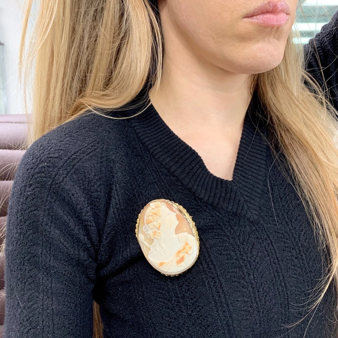 Antique Victorian Cameo Shell Pendant Brooch Pin Yellow Gold Plated, 24.19 Grams - 3