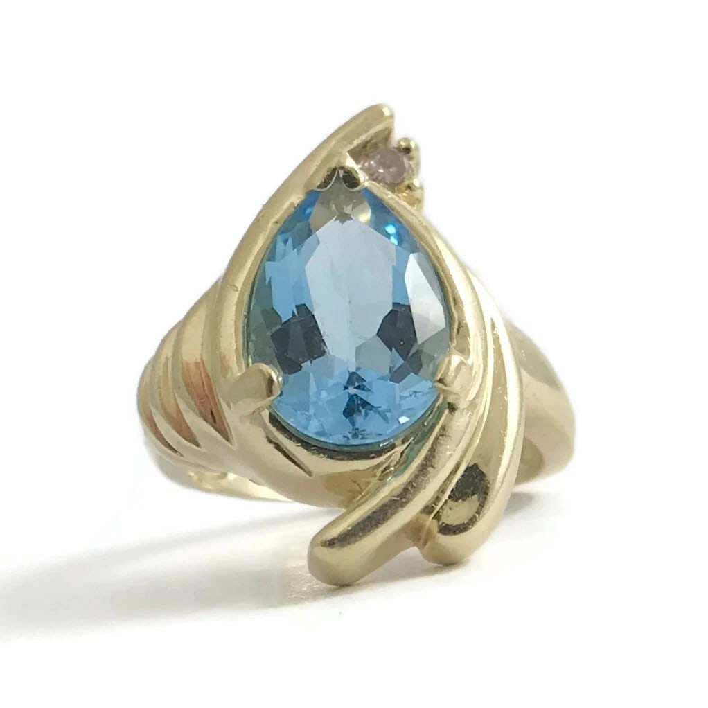 Vintage Pear Blue Topaz Diamond Cocktail Ring 14K Yellow Gold, 5.55 CTW, 6.42 Gr: Title: Vintage Pear Blue Topaz Diamond Cocktail Ring 14K Yellow Gold, 5.55 CTW, 6.42 Gr Description: Vintage Pear Blue Topaz Diamond Cocktail Ring 14K Yellow Gold, 5.55 CTW, 6.42 Grams This ring is a