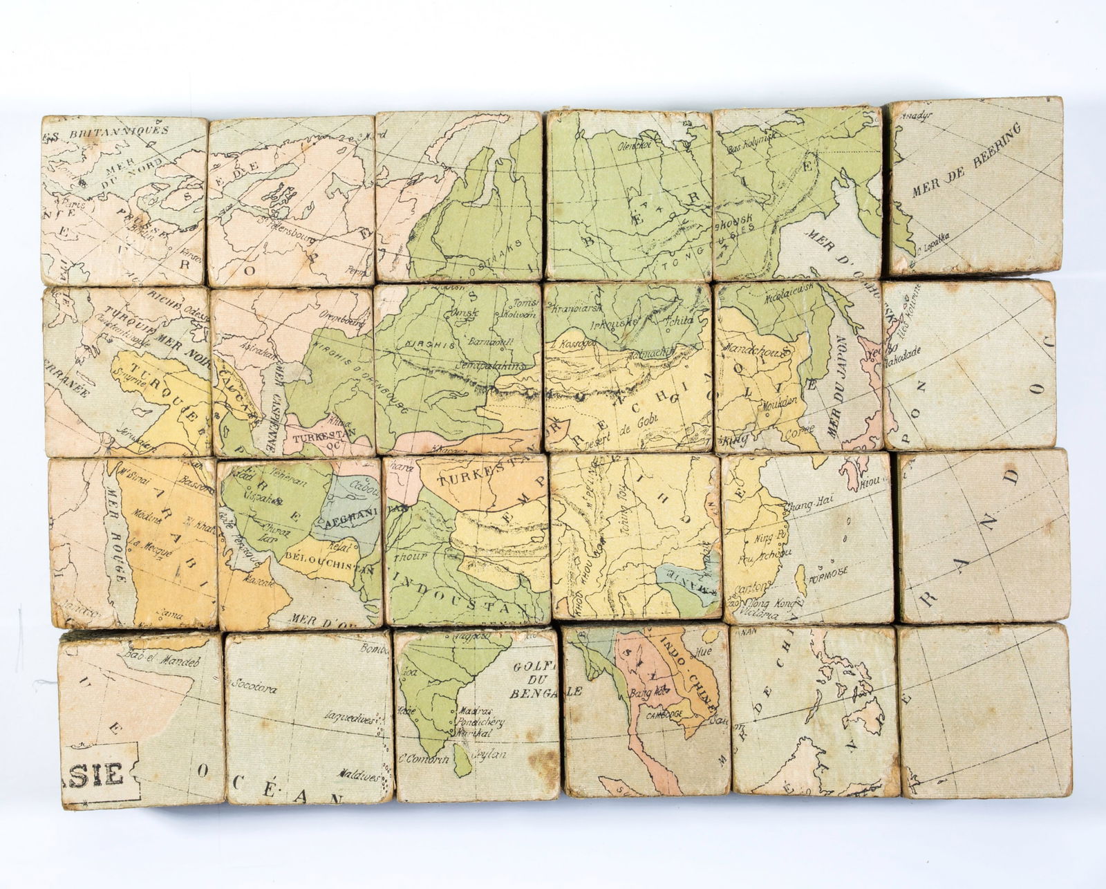 Puzzle box with wood cubs with maps of the worlds atlas 1890 french - 4