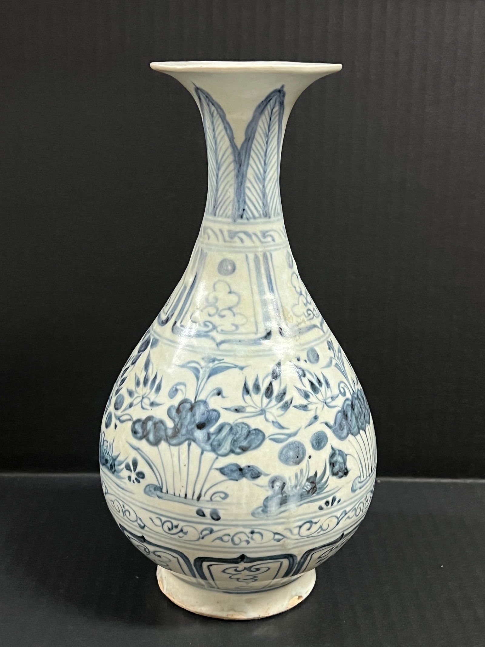 Chinese Art Porcelain Blue And White Vase - 4
