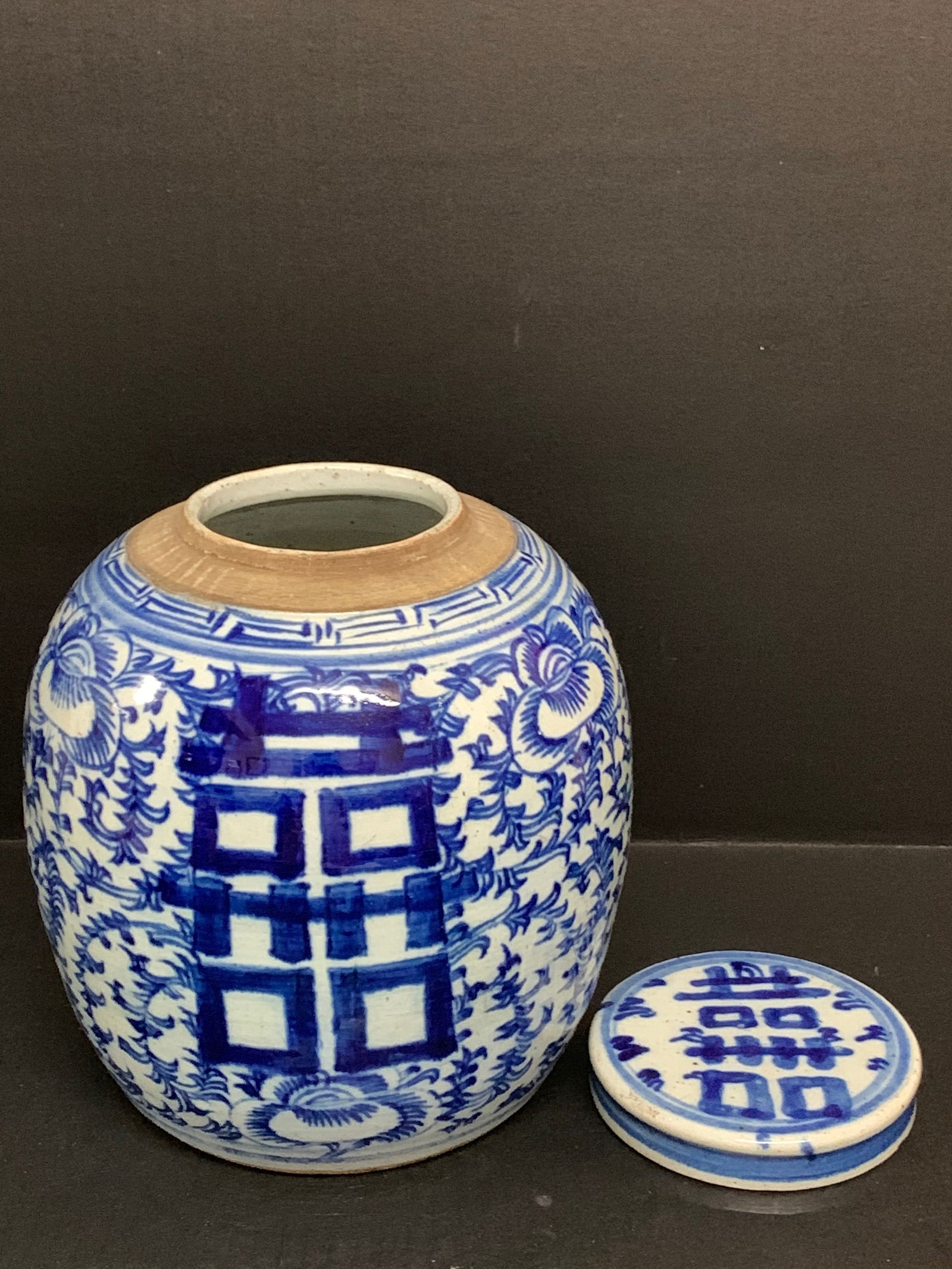 Chinese Porcelain Blue and White vase with Cover - 5