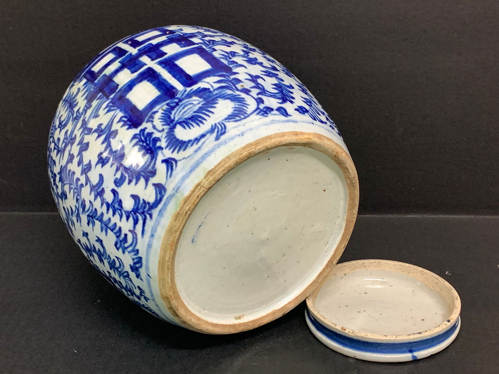 Chinese Porcelain Blue and White vase with Cover - 7
