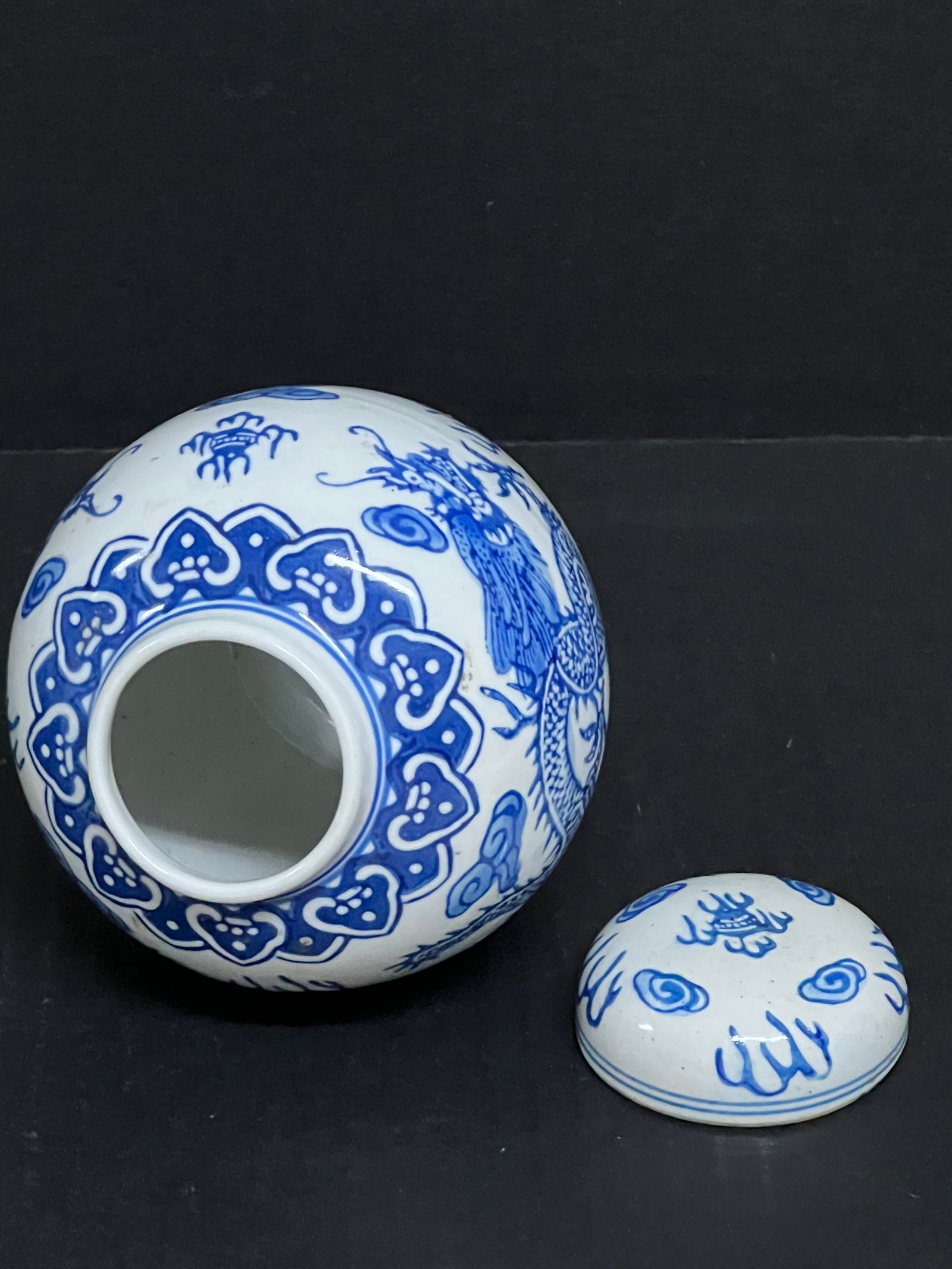 Chinese Art Porcelain Blue and White Covered Vase - 5
