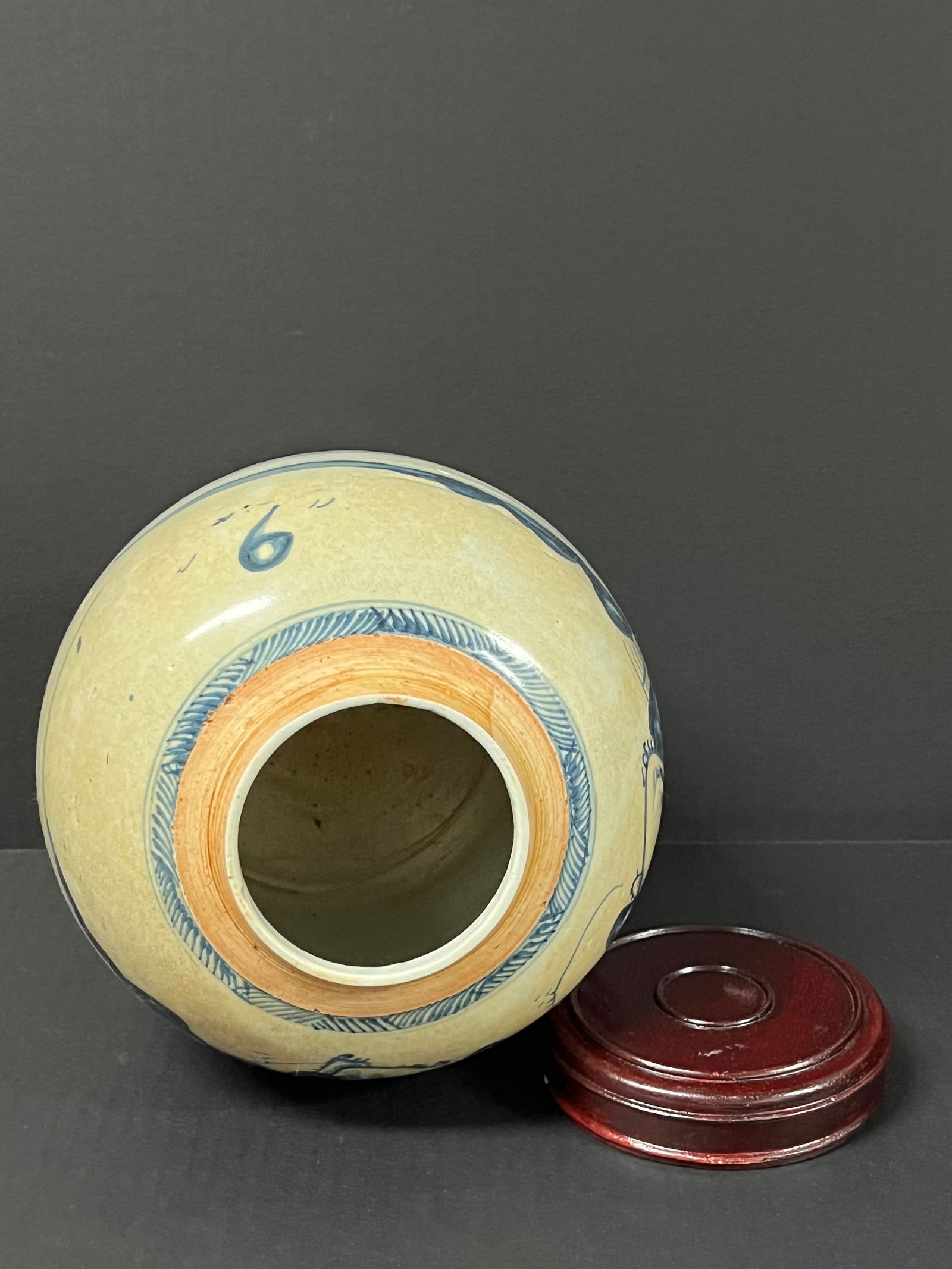 Chinese Art Porcelain Blue and White vase with Wooden Cover - 4