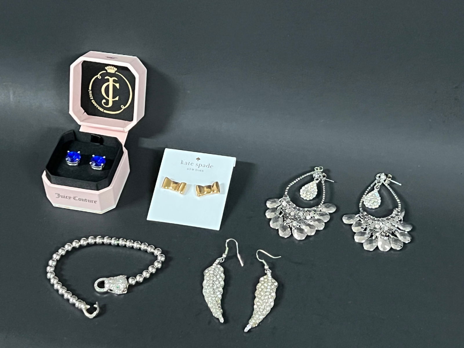 Vintage Assorted Jewelry: Title: Vintage Assorted Jewelry Date/Period: Late 20th Century Materials: Beads Description: Vintage Assorted Jewelry Reserve: $40.00 Shipping: Domestic: Flat-rate of $20.00 to anywhere within the c