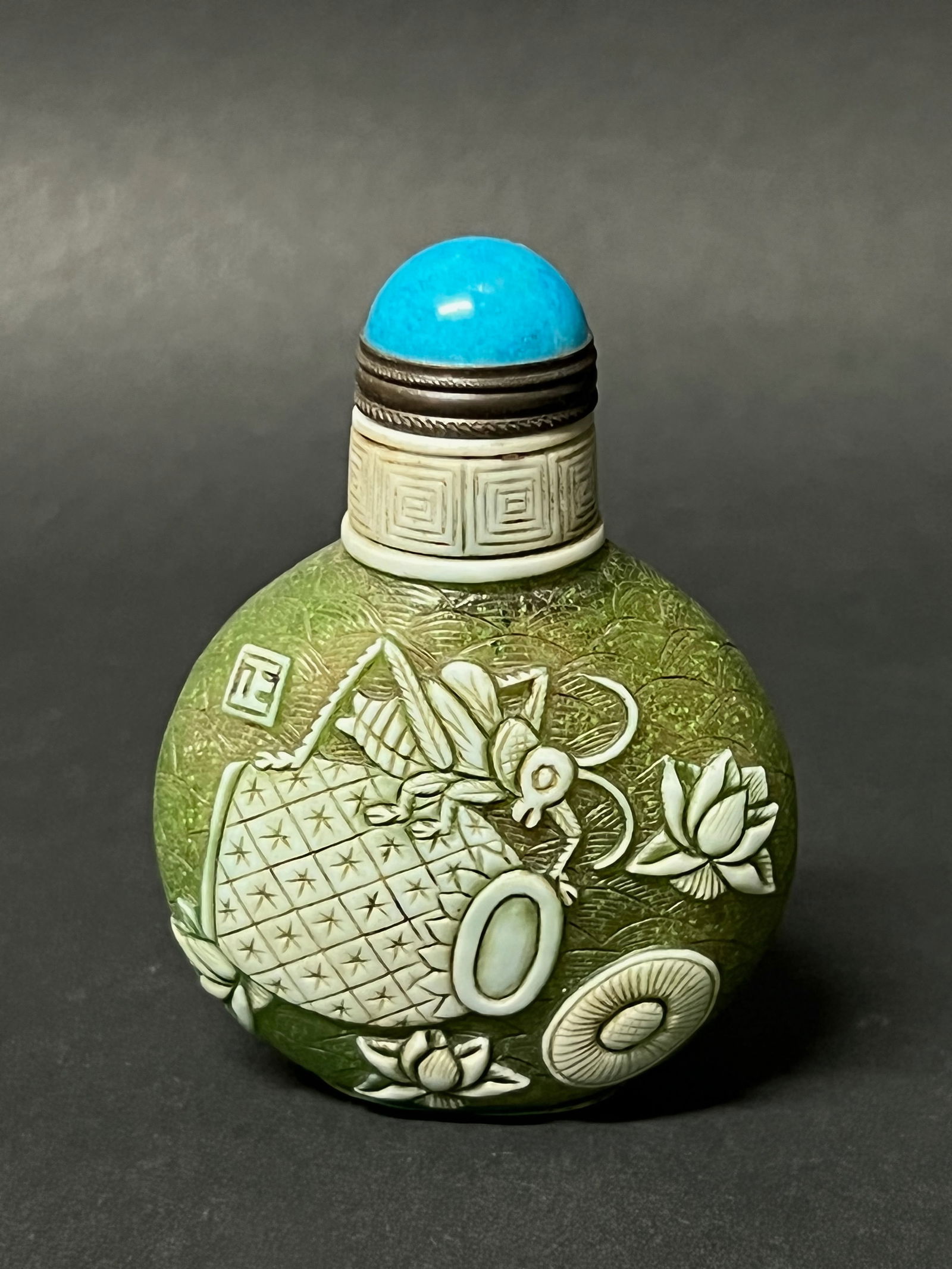 Chinese Art Peking Glass Overlay Snuff Bottle (1 of 7)