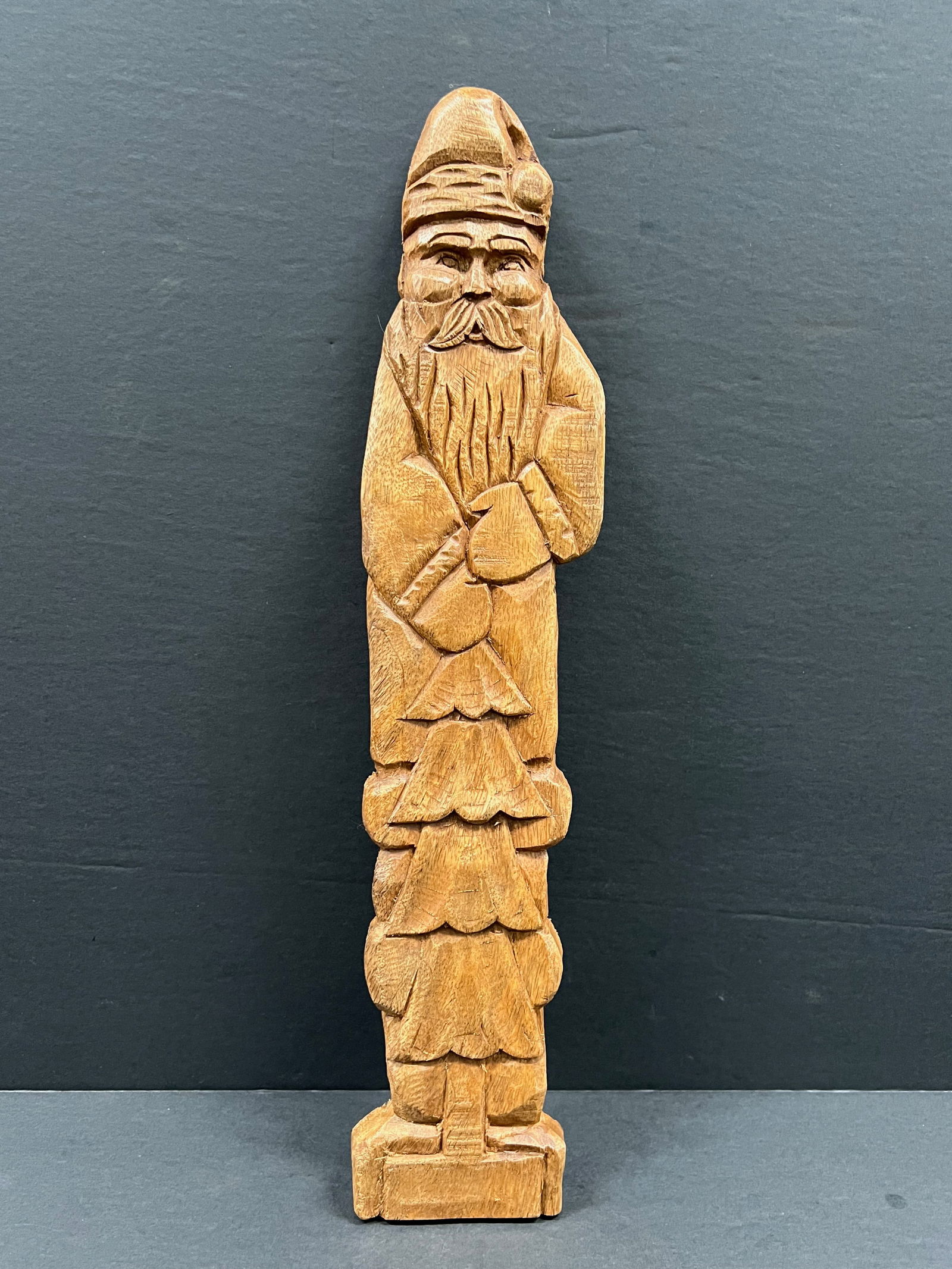 Carved Wood Santa Claus Wall Plaque Sculpture: Title: Carved Wood Santa Claus Wall Plaque SculptureDate/Period: Late 20th CenturyMaterials: WoodDescription: Carved Wood Santa CLaus Wall Plaque Sculpture Reserve: $40.00 Shipping:Domestic: